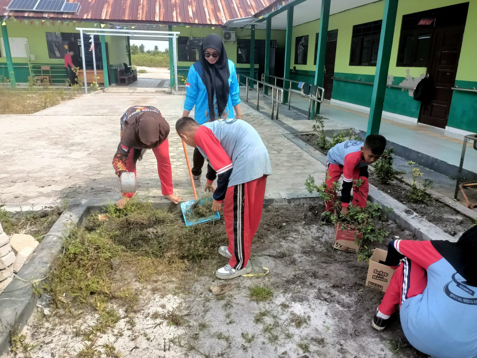 Bugar Raganya, Asri Lingkungannya: Potret Jumat Ceria di SKH Negeri 2 Sampit