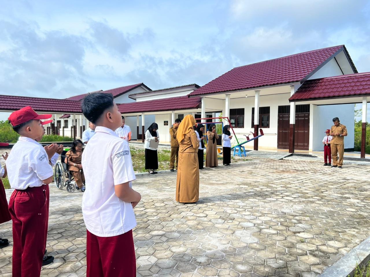 Upacara Bendera: Menanamkan Disiplin dan Nasionalisme di SKh Negeri 2 Sampit